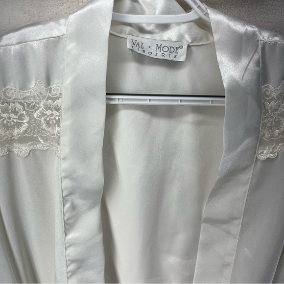 Vtg Val Mode Robe Women's Small White Satin Kimono Embroidered Floral Lace Bride - Picture 3 of 8